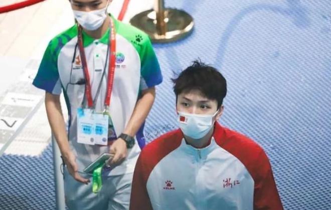 中国退役游泳男运动员名字_游泳冠军宣布退役了没_游泳退役的运动员名单