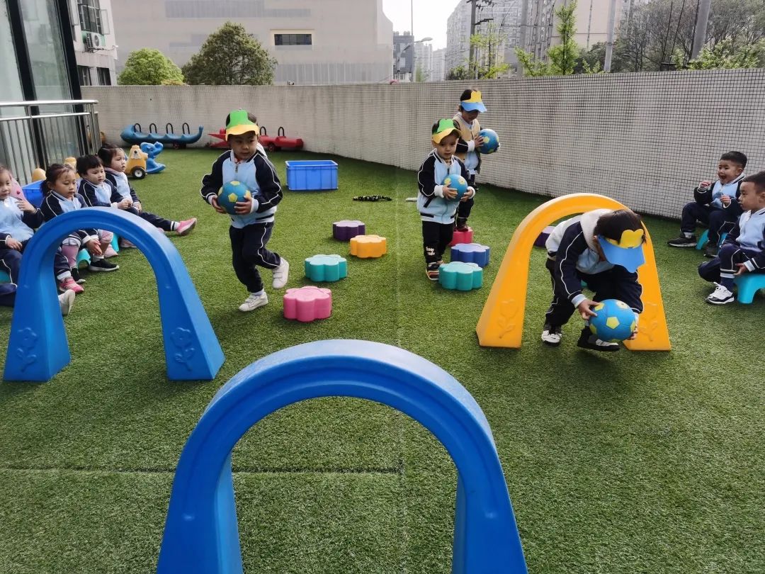 足球规则日常双人颠球视频_足球规则日常双人颠球是什么_足球双人颠球日常规则