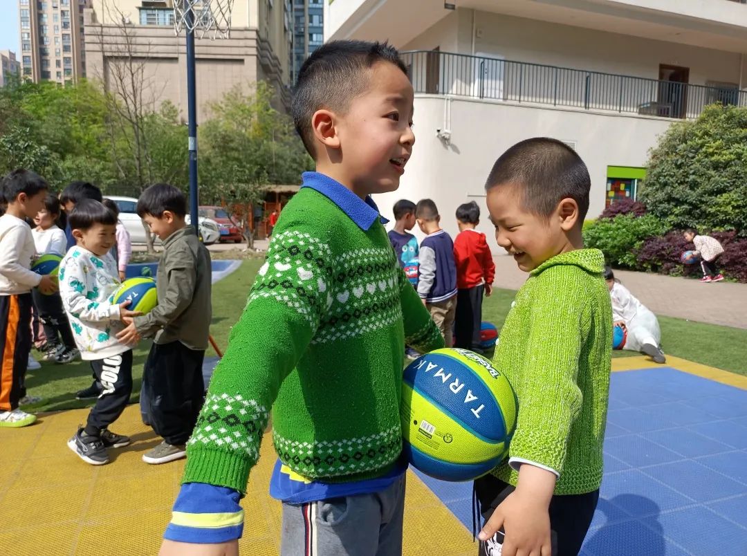 足球规则日常双人颠球是什么_足球双人颠球日常规则_足球规则日常双人颠球视频