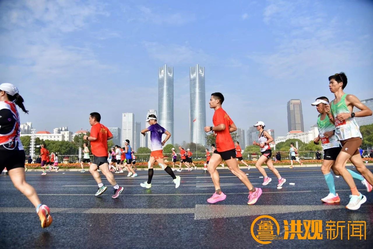 南宁马拉松拉拽运动员_南宁马拉松的英雄_南宁马拉松2019