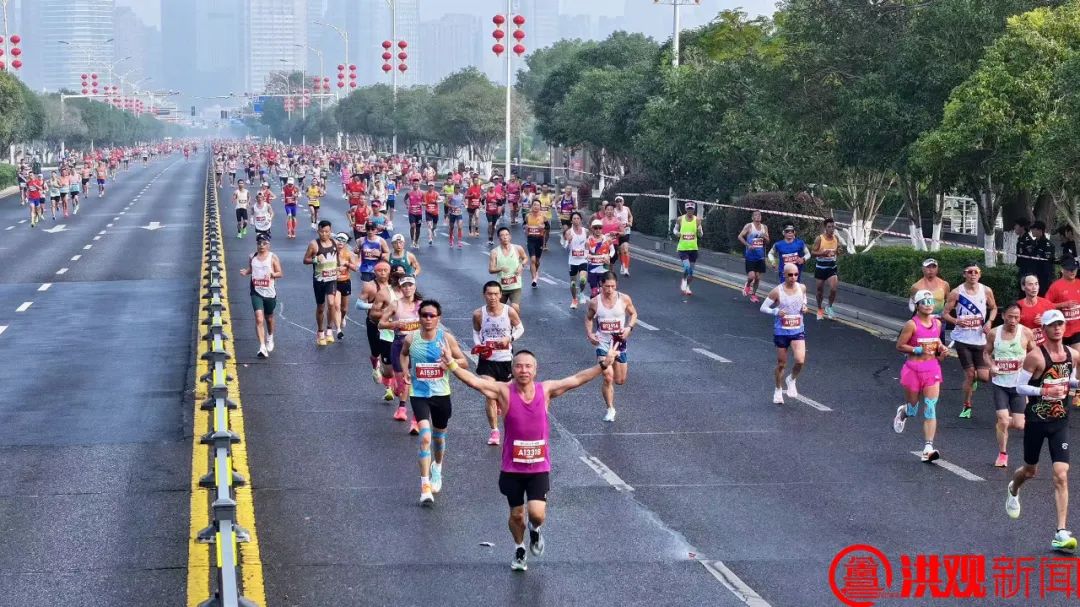 南宁马拉松的英雄_南宁马拉松2019_南宁马拉松拉拽运动员