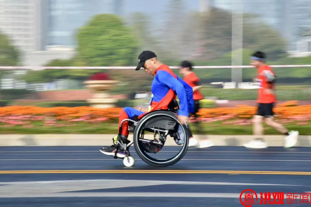 南宁马拉松2019_南宁马拉松的英雄_南宁马拉松拉拽运动员