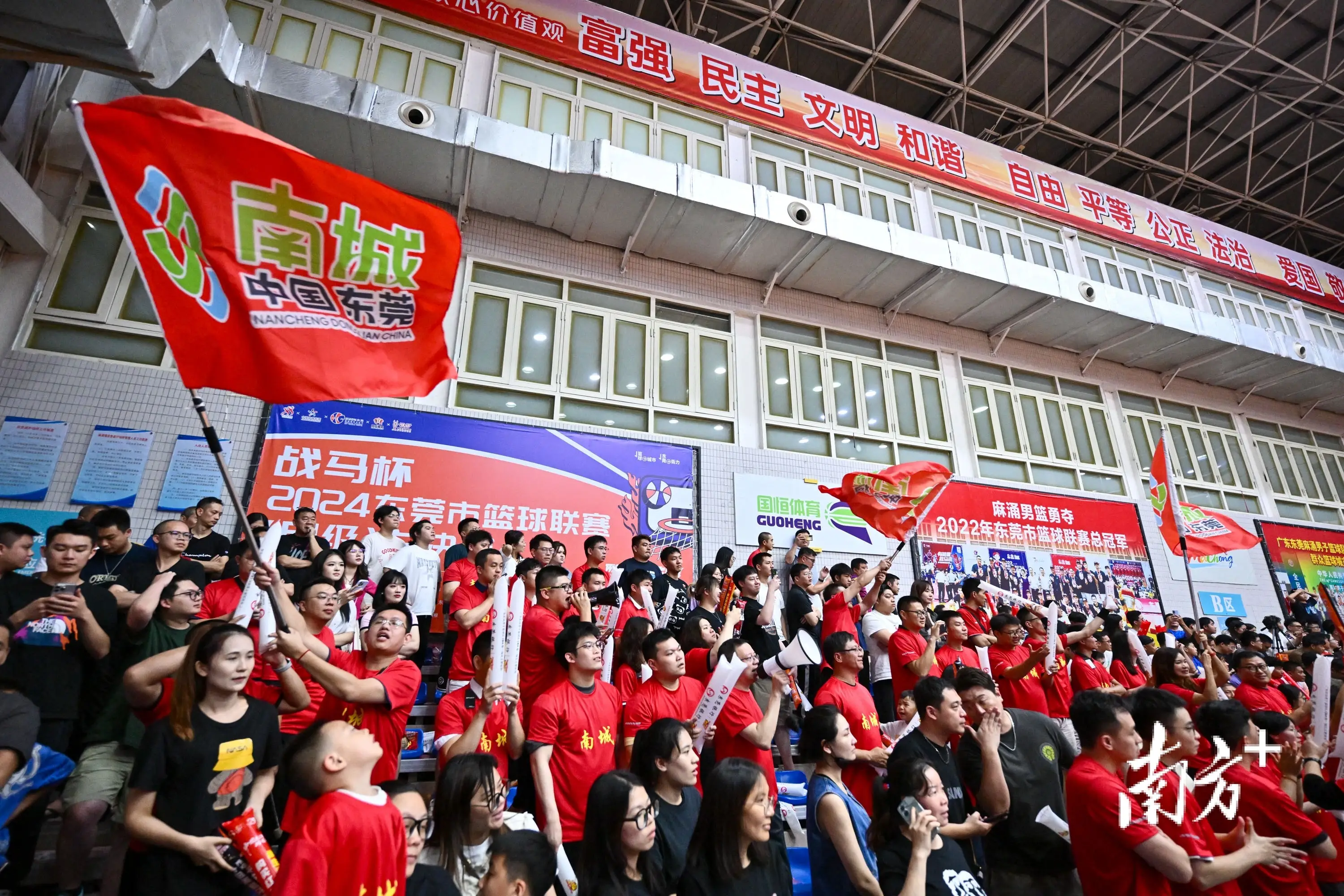 篮球赛冠军喜报_南城县篮球联赛冠军有几个_篮球队冠军喜报