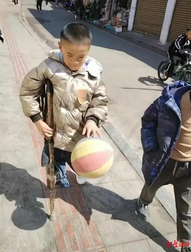 打篮球怎么样才能过人视频_视频篮球_没人能打过的篮球技巧视频