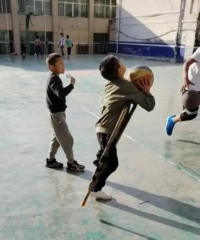 没人能打过的篮球技巧视频_视频篮球_打篮球怎么样才能过人视频