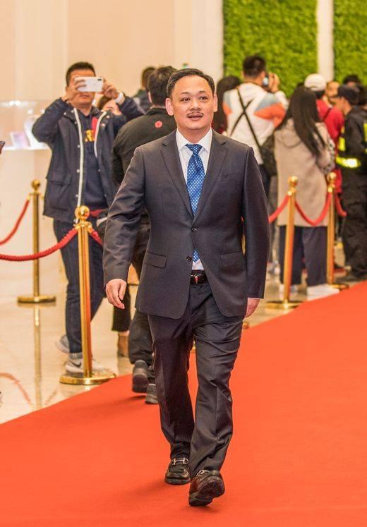 中国举重冠军占旭刚_战旭刚2004举重冠军_举重冠军张旭刚