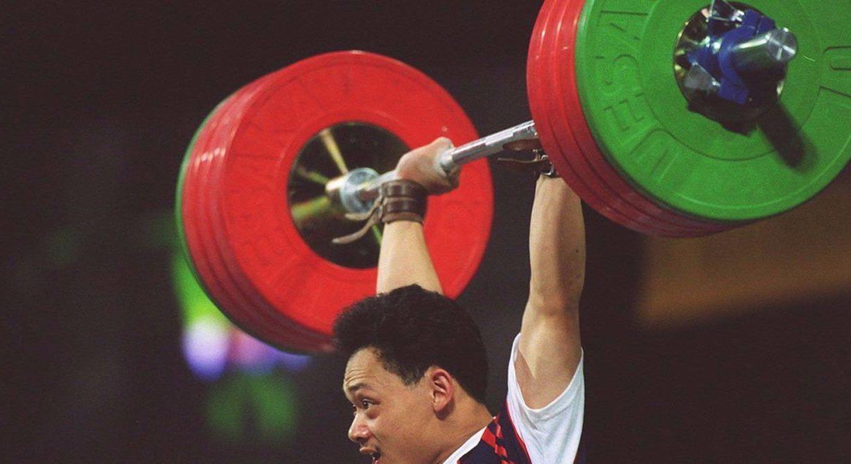 举重战旭刚夺冠视频_战旭刚2004举重冠军_举重旭刚
