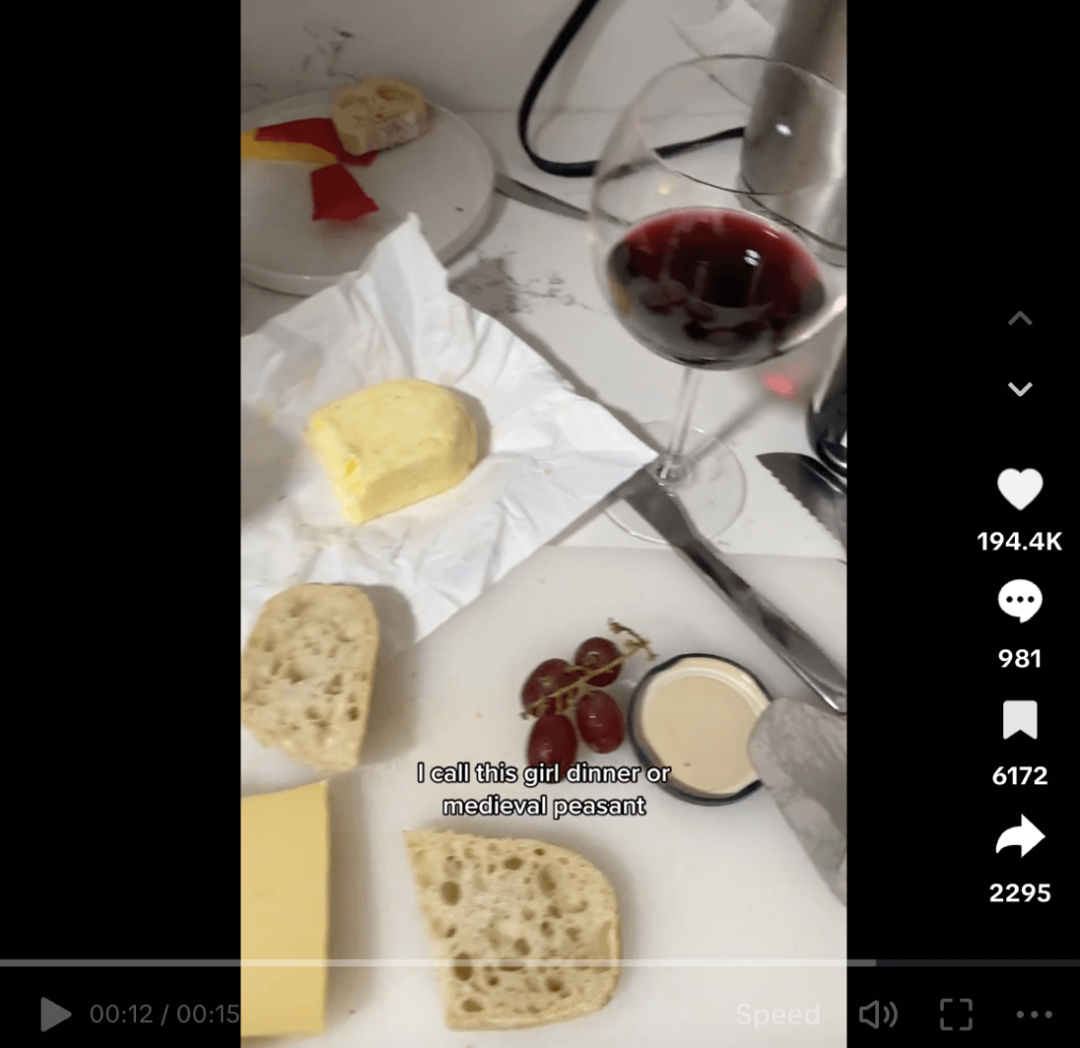 女生踢足球的技巧_女生踢足球怎么避免腿变粗_怎么连踢足球技巧女生都会