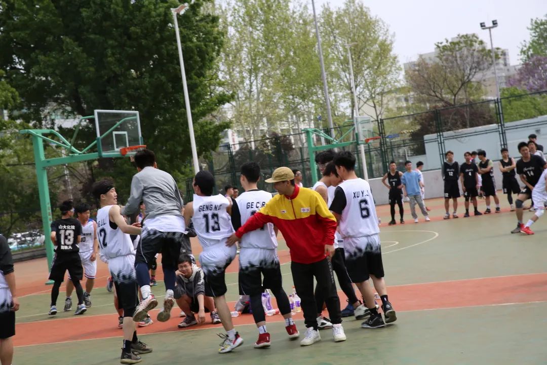 视频篮球空中规则跳球教学_篮球空跳违规吗_篮球空中跳球规则视频