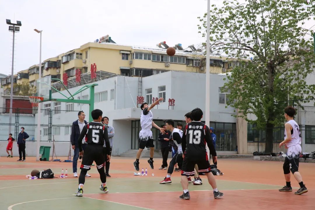 篮球空跳违规吗_篮球空中跳球规则视频_视频篮球空中规则跳球教学