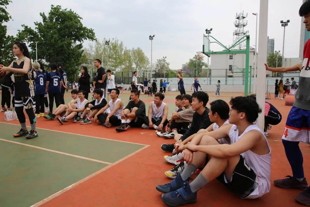 视频篮球空中规则跳球教学_篮球空跳违规吗_篮球空中跳球规则视频