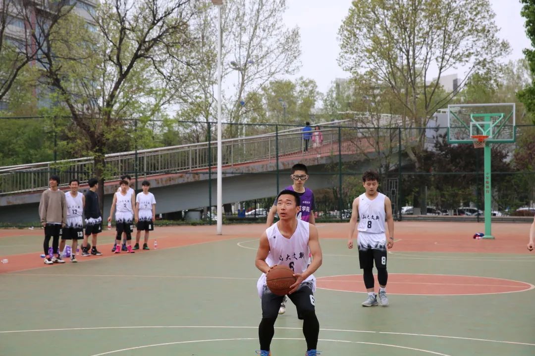 篮球空跳违规吗_篮球空中跳球规则视频_视频篮球空中规则跳球教学