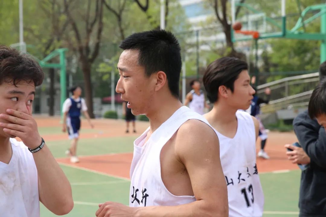篮球空跳违规吗_篮球空中跳球规则视频_视频篮球空中规则跳球教学