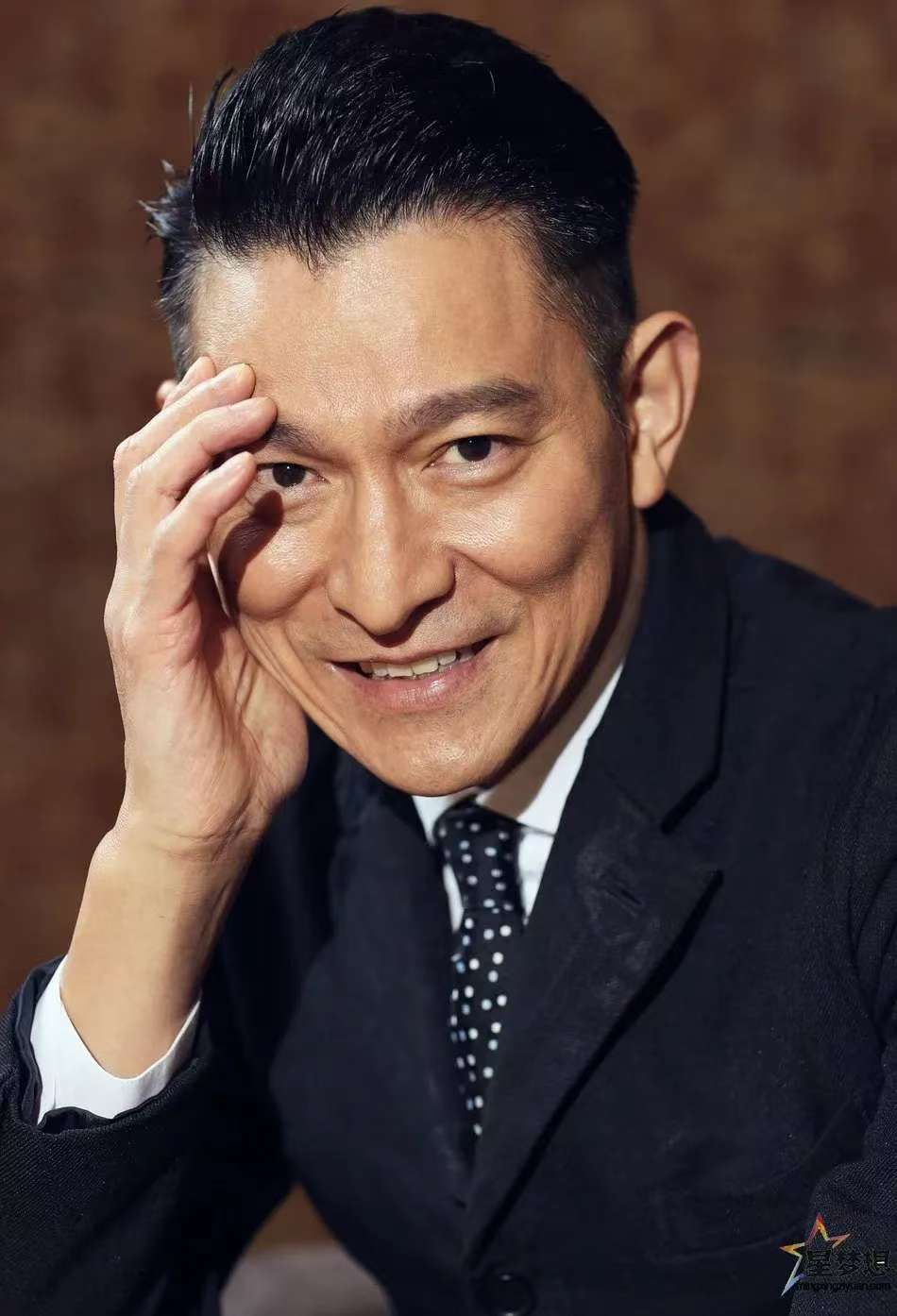 健身明星_明星晚上健身_明星在健身房