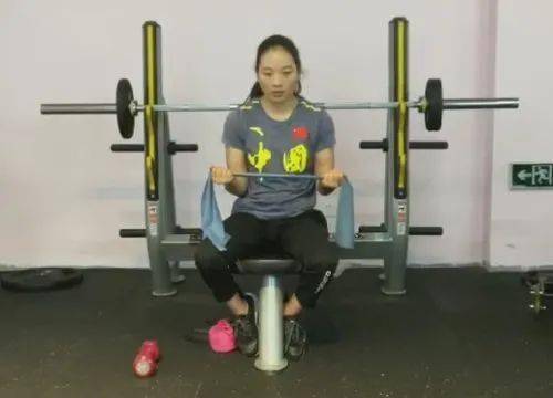 冠军游泳视频播放_牛游泳视频短片_跑步冠军牛还是游泳冠军牛