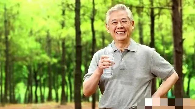 成都开心果老年旅游_开心老年价格_成都老人开心的生活方式
