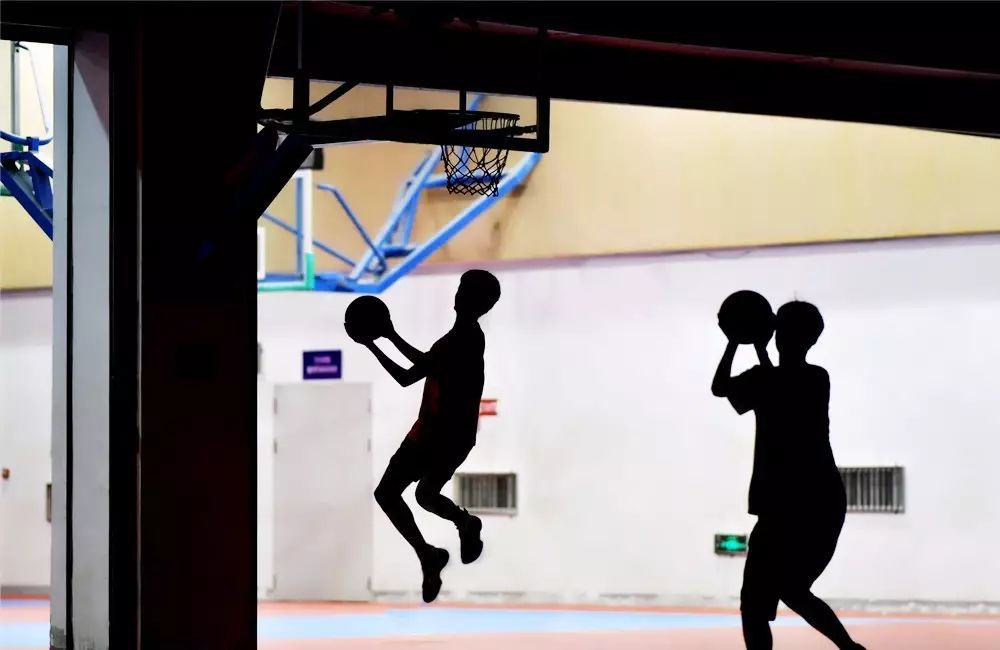 篮球比赛教练的规则是什么_篮球比赛教练犯规_篮球教练规则比赛是什么意思