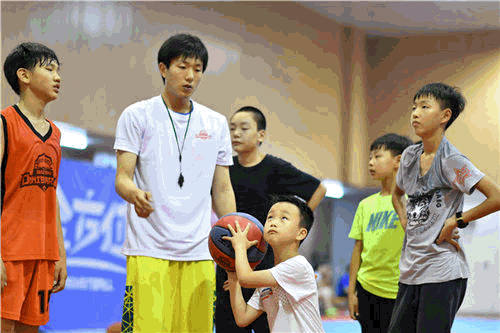 篮球教练规则比赛是什么意思_篮球比赛教练犯规_篮球比赛教练的规则是什么