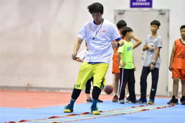 篮球比赛教练犯规_篮球比赛教练的规则是什么_篮球教练规则比赛是什么意思