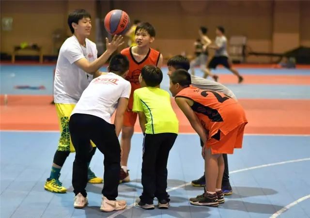 篮球教练规则比赛是什么意思_篮球比赛教练犯规_篮球比赛教练的规则是什么